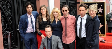 Jim Parsons con sus compañeros de 'The Big Bang Theory' recibiendo su estrella del Paseo de la Fama de Hollywood