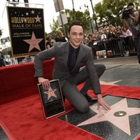 Jim Parsons posando con su estrella del Paseo de la Fama de Hollywood