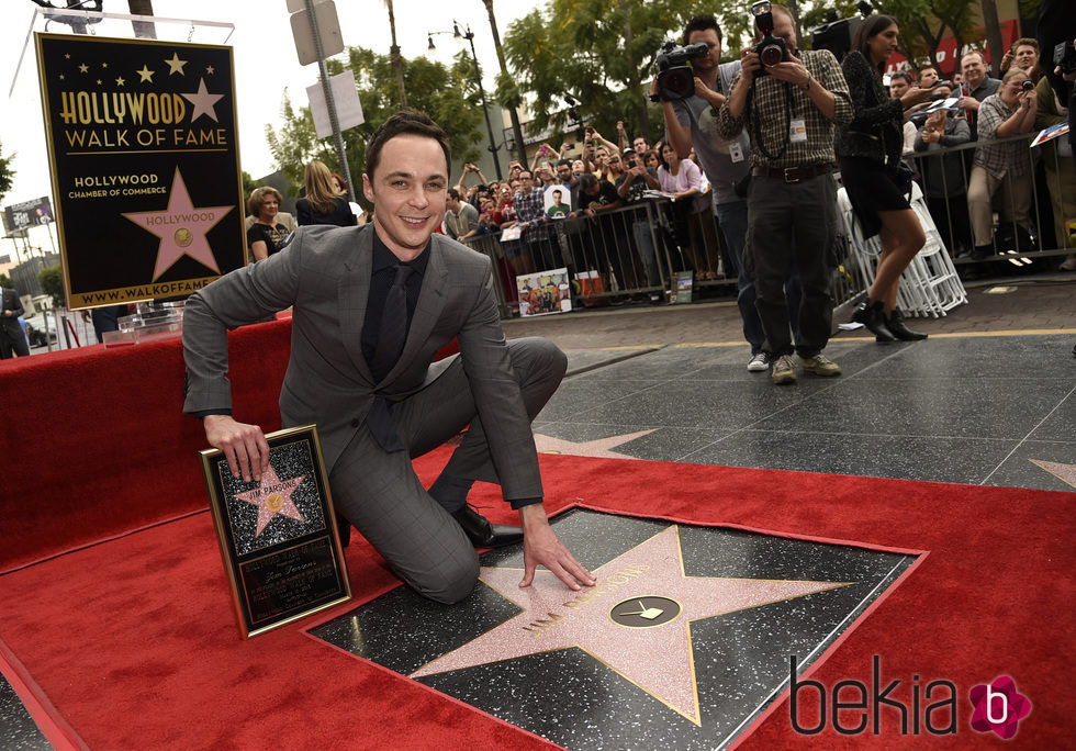 Jim Parsons posando con su estrella del Paseo de la Fama de Hollywood