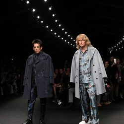 Ben Stiller y Owen Wilson desfilando para Valentino en Paris Fashion Week