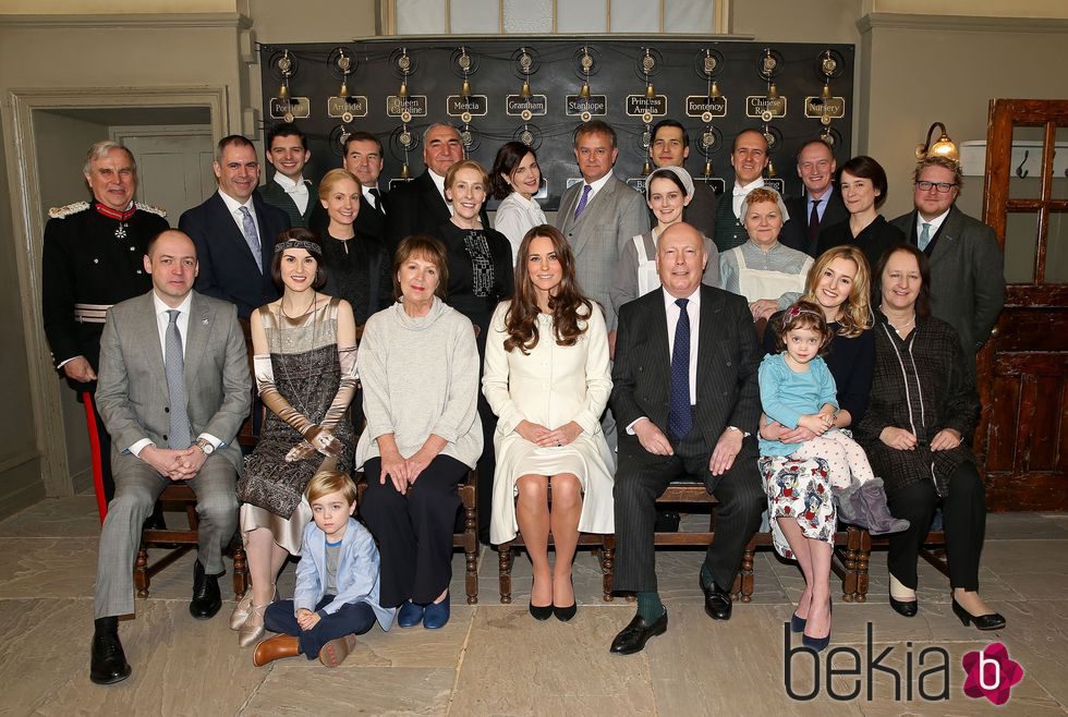 Kate Middleton posa con el reparto de la serie 'Downton Abbey'