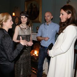 Kate Middleton charla con Joanne Froggat y Michelle Dockery en su visita a 'Downton Abbey'