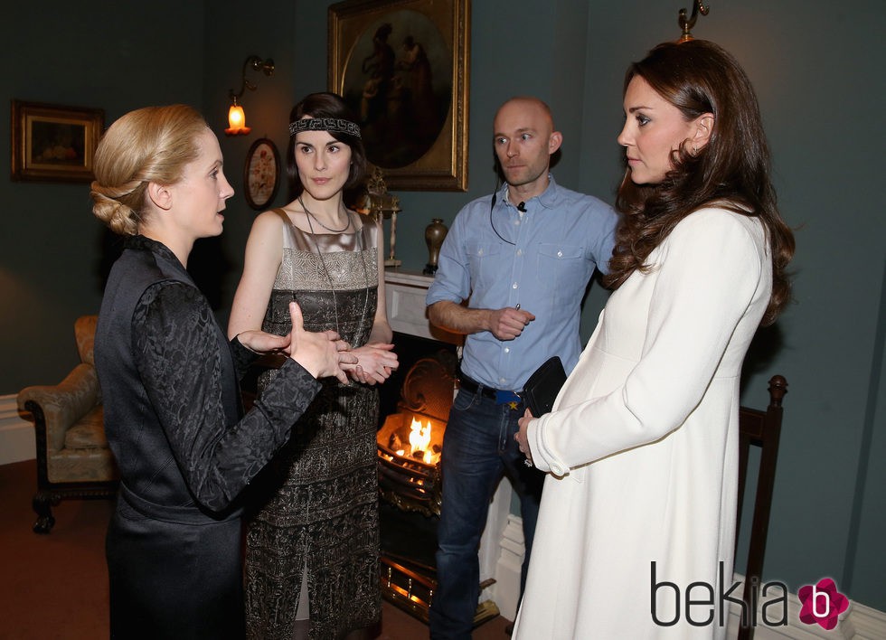 Kate Middleton charla con Joanne Froggat y Michelle Dockery en su visita a 'Downton Abbey'