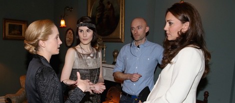 Kate Middleton charla con Joanne Froggat y Michelle Dockery en su visita a 'Downton Abbey'