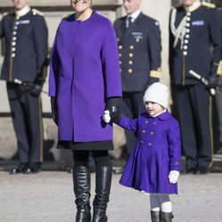 Victoria de Suecia y la Princesa Estela celebran el santo de Victoria vestidas a juego