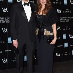 Colin Firth y Livia Firth en la inauguración de la exposición de Alexander McQueen en Londres