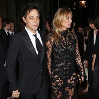 Jamie Hince y Kate Moss en la inauguración de la exposición de Alexander McQueen en Londres