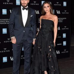 David Beckham y Victoria Beckham en la inauguración de la exposición de Alexander McQueen en Londres