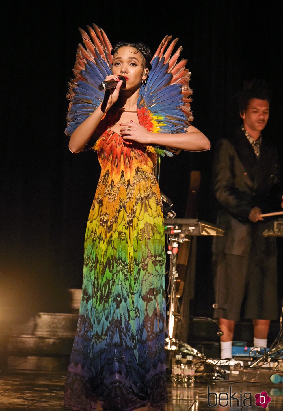 Tahliah Debrett Barnett  -FKA Twigs- en la inauguración de la exposición de Alexander McQueen en Londres.