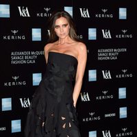 Victoria Beckham en la inauguración de la exposición de Alexander McQueen en Londres