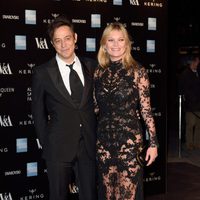 Kate Moss y Jamie Hince en la inauguración de la exposición de Alexander McQueen en Londres