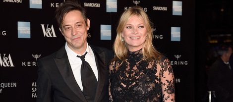 Kate Moss y Jamie Hince en la inauguración de la exposición de Alexander McQueen en Londres