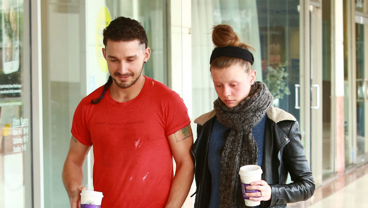 Shia LaBeouf y su novia Mia Goth paseando por Los Angeles