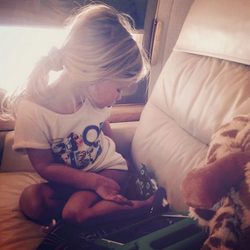 La hija de Jessica Simpson Maxwell Drew posando en su avión privado 