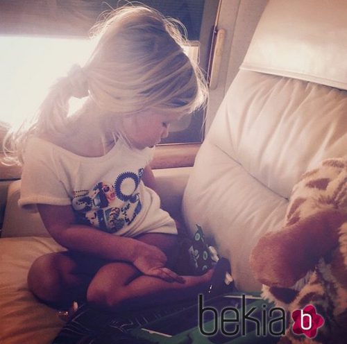 La hija de Jessica Simpson Maxwell Drew posando en su avión privado 