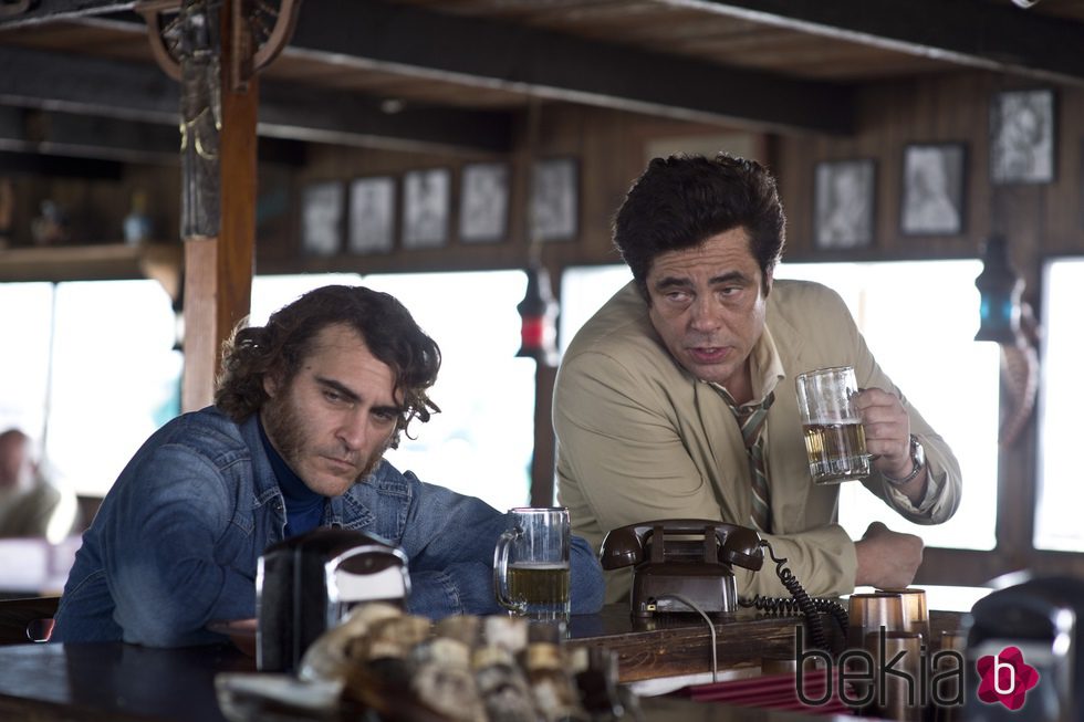 Joaquin Phoenix y Benicio del Toro en 'Puro Vicio'