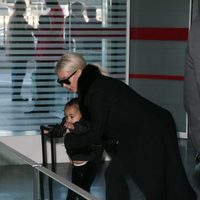 Kim Kardashian y su hija North West en el Aeropuerto Charles de Gaulle de París