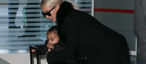 Kim Kardashian y su hija North West en el Aeropuerto Charles de Gaulle de París