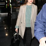 Dakota Johnson en el aeropuerto JFK de Nueva York