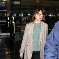 Dakota Johnson en el aeropuerto JFK de Nueva York