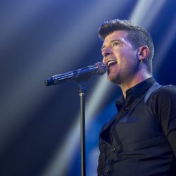 Robin Thicke actuando en la gala amfAR 2015 de Hong Kong