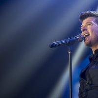 Robin Thicke actuando en la gala amfAR 2015 de Hong Kong