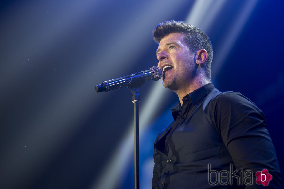 Robin Thicke actuando en la gala amfAR 2015 de Hong Kong