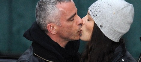 Eros Ramazzotti y Marica Pellegrinelli se besan en Milán