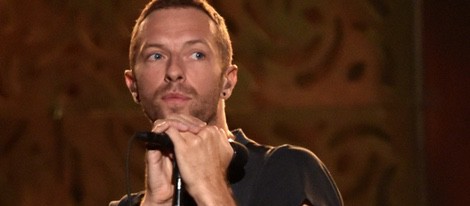 Chris Martin en su actuación en los Grammy 2015 en Los Ángeles