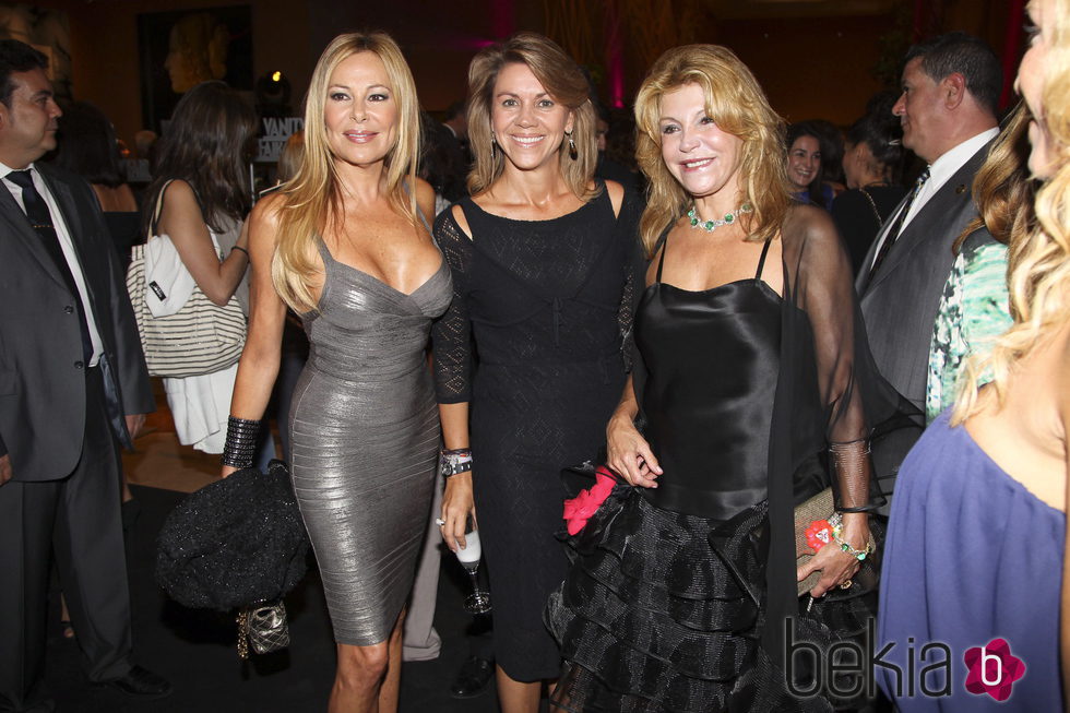 Ana Obregón, María Dolores de Cospedal y Carmen Cervera durante la inauguración de una exposición