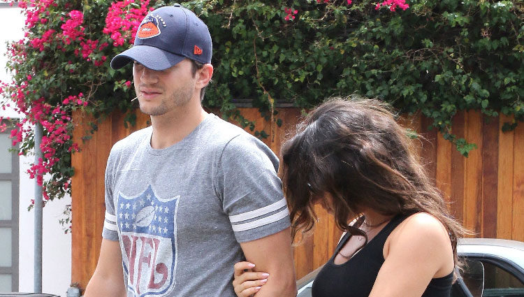 Ashton Kutcher y Mila Kunis cogidos de la mano