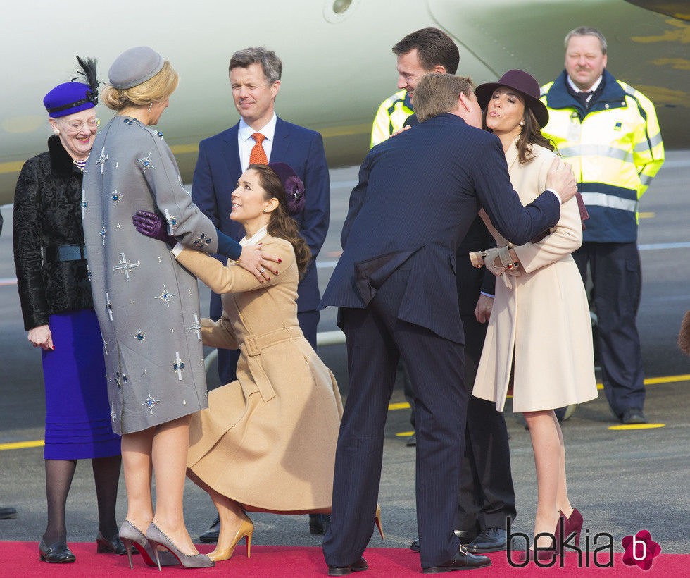 Mary de Dinamarca hace la reverencia a Máxima de Holanda