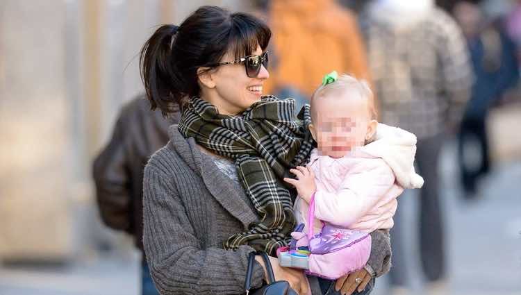 Hilaria Thomas y su hija Carmen Gabriela pasean por las calles de Nueva York