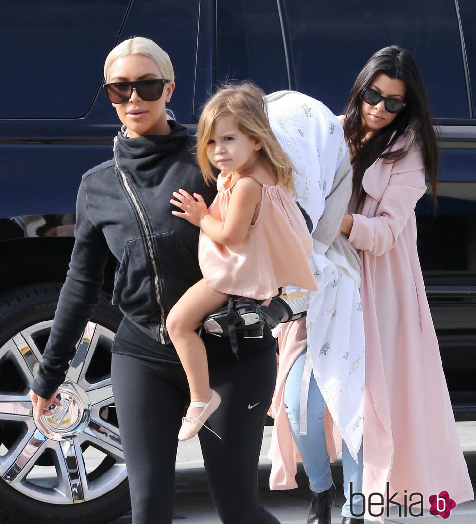 Kim y Kourtney Kardashian llevan a North West y Penelope Disick a clases de ballet