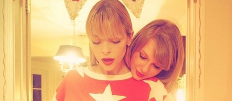 Jaime King y Taylor Swift enseñando la tripa embarazada de King