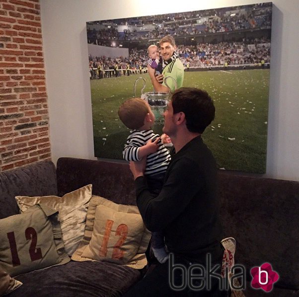 Iker Casillas enseña a su hijo Martín el regalo del Día del Padre 2015