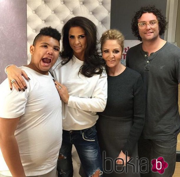 Katie Price con su madre, su hermano y su hijo Harvey