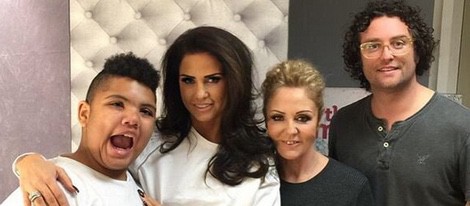 Katie Price con su madre, su hermano y su hijo Harvey