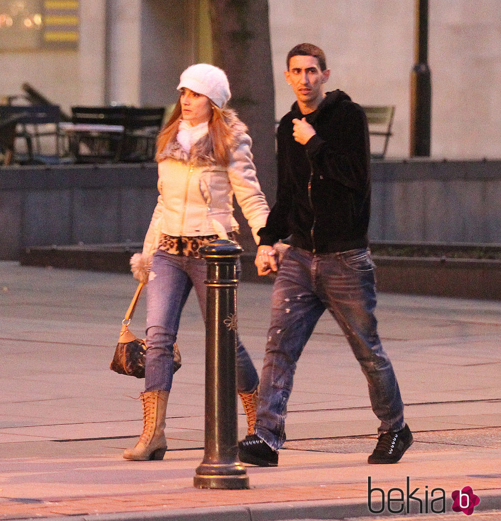 Ángel Di María y Jorgelina Cardoso paseando cogidos de la mano por Manchester