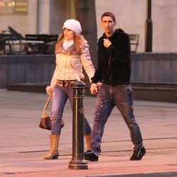 Ángel Di María y Jorgelina Cardoso paseando cogidos de la mano por Manchester