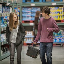 Cara Delevingne y Nat Wolff en un fotograma de 'Ciudades de papel'