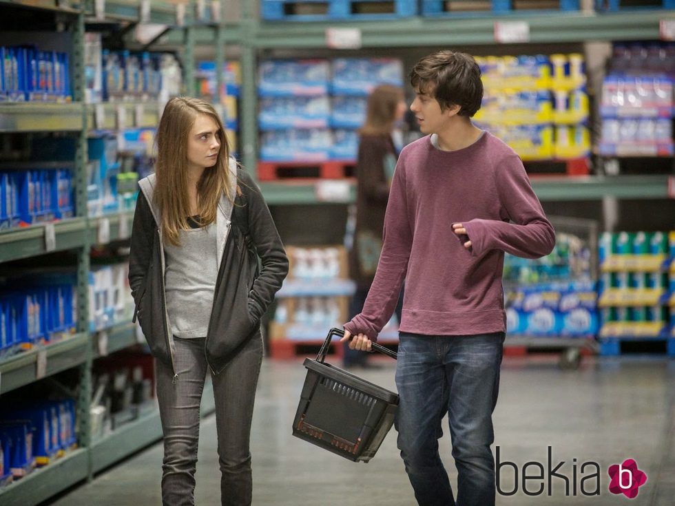 Cara Delevingne y Nat Wolff en un fotograma de 'Ciudades de papel'