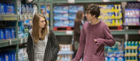 Cara Delevingne y Nat Wolff en un fotograma de 'Ciudades de papel'