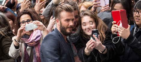 David Beckham haciéndose fotos con sus fans antes de presentar su colección de H&M en Madrid