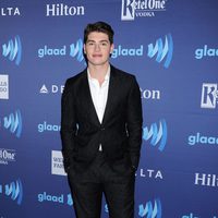 Gregg Sulkin en los GLAAD Media Awards 2015