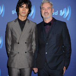 Roland Emmerich y Omar de Soto en los GLAAD Media Awards 2015