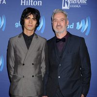 Roland Emmerich y Omar de Soto en los GLAAD Media Awards 2015