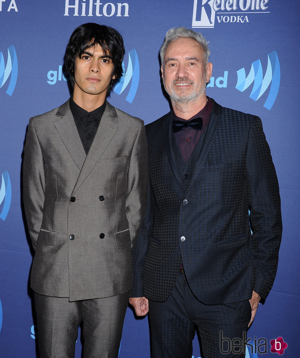 Roland Emmerich y Omar de Soto en los GLAAD Media Awards 2015