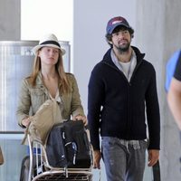 Manuela Vellés y Miguel Ángel Muñoz en el aeropuerto