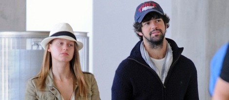 Manuela Vellés y Miguel Ángel Muñoz en el aeropuerto